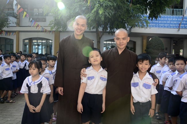 Tặng quà học sinh nhân mùa Phật đản