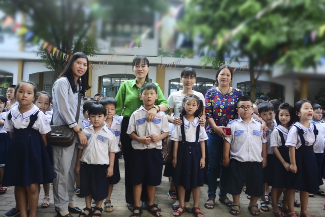 Tặng quà học sinh nhân mùa Phật đản