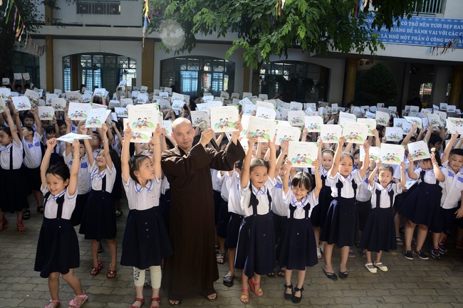 Tặng quà học sinh nhân mùa Phật đản