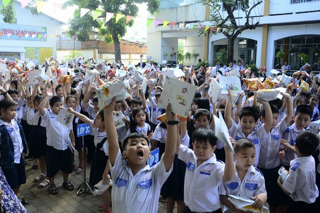 Tặng quà học sinh nhân mùa Phật đản