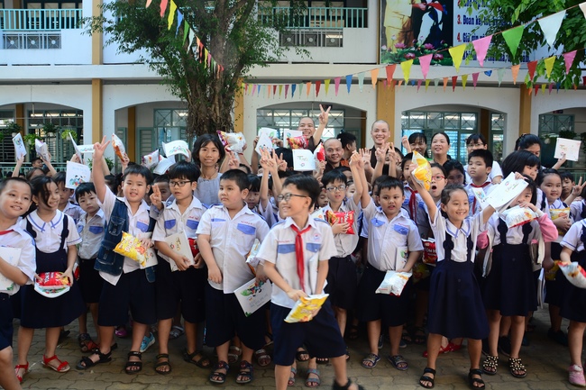Tặng quà học sinh nhân mùa Phật đản