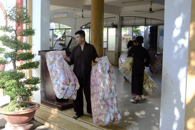 Tặng quà học sinh nhân mùa Phật đản