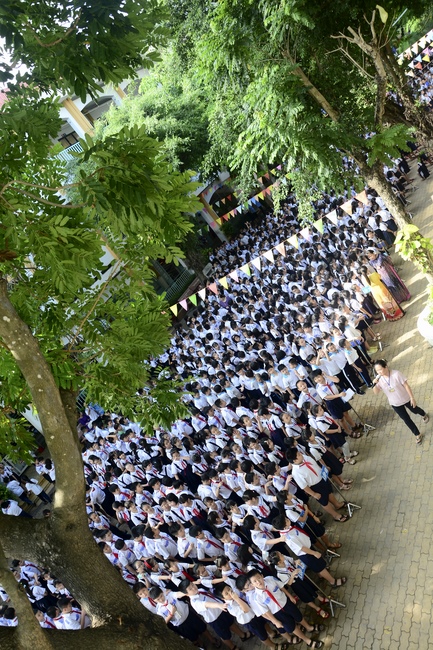 Tặng quà học sinh nhân mùa Phật đản