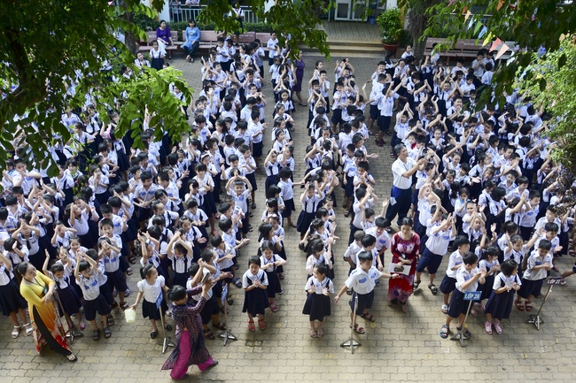 Tặng quà học sinh nhân mùa Phật đản