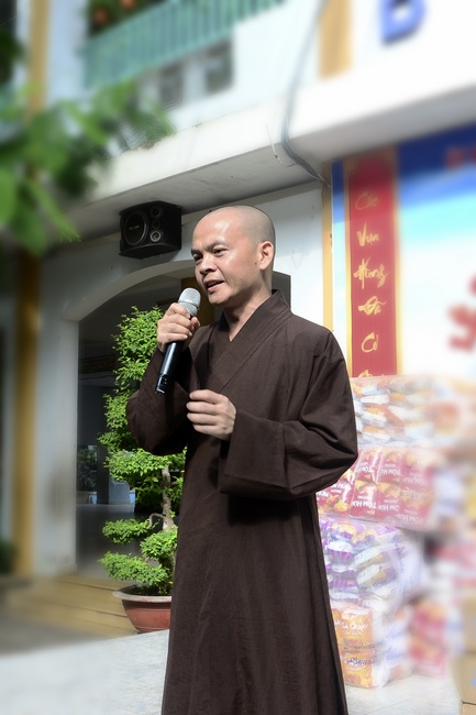 Tặng quà học sinh nhân mùa Phật đản