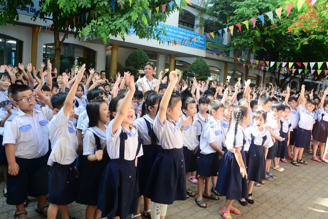 Tặng quà học sinh nhân mùa Phật đản