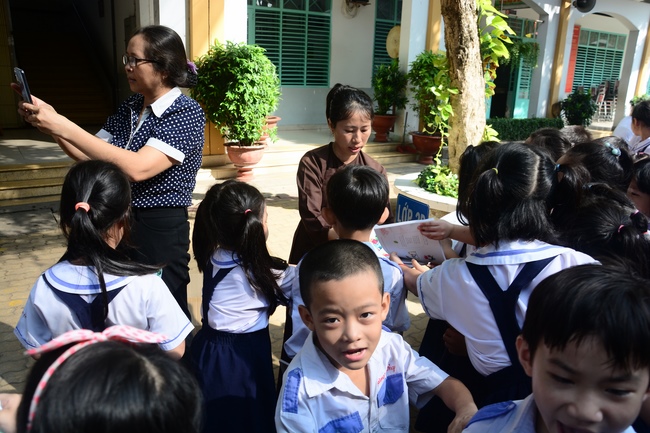 Tặng quà học sinh nhân mùa Phật đản