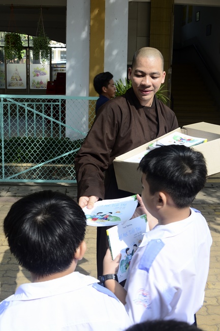 Tặng quà học sinh nhân mùa Phật đản