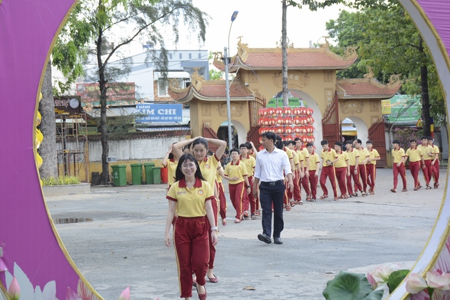 Học sinh trường THPT Thành Nhân cầu nguyện trước kỳ thi