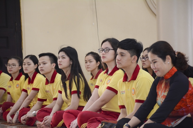 Học sinh trường THPT Thành Nhân cầu nguyện trước kỳ thi