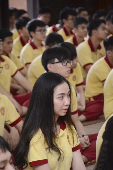 Học sinh trường THPT Thành Nhân cầu nguyện trước kỳ thi