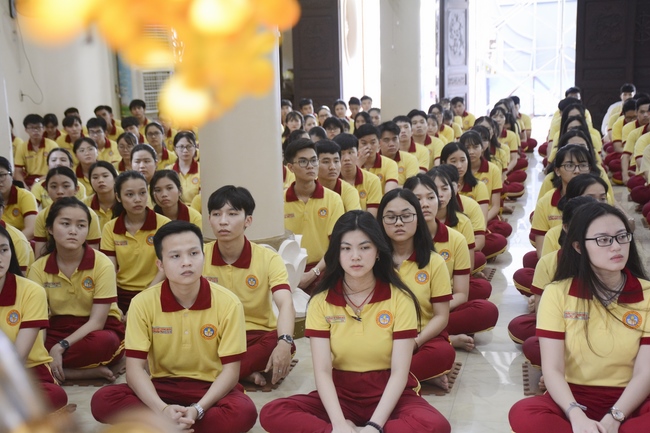 Học sinh trường THPT Thành Nhân cầu nguyện trước kỳ thi