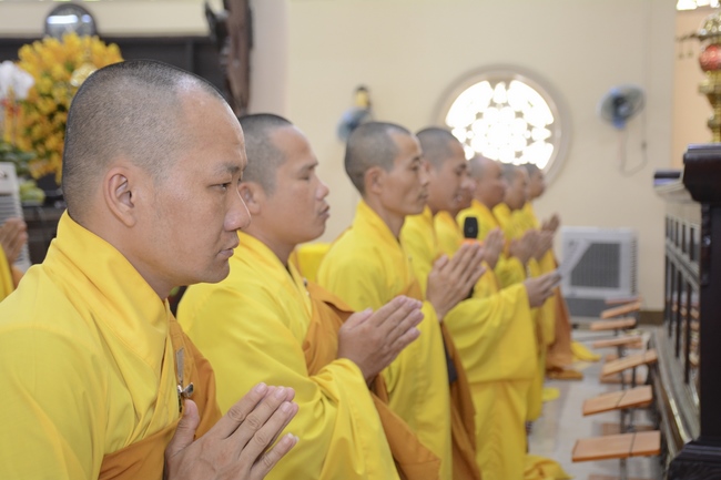 Học sinh trường THPT Thành Nhân cầu nguyện trước kỳ thi