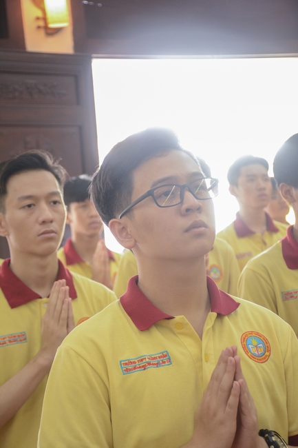 Học sinh trường THPT Thành Nhân cầu nguyện trước kỳ thi