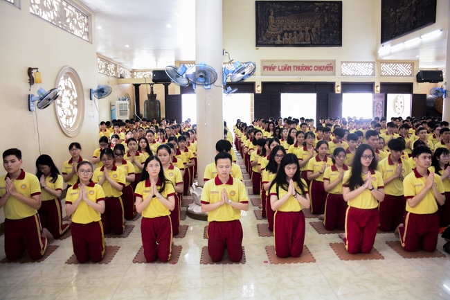 Học sinh trường THPT Thành Nhân cầu nguyện trước kỳ thi