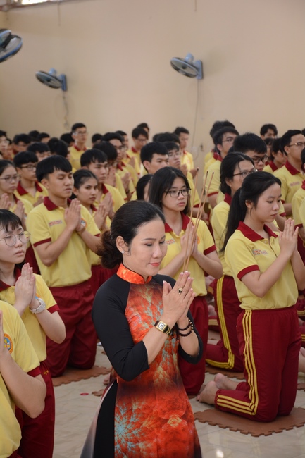 Học sinh trường THPT Thành Nhân cầu nguyện trước kỳ thi