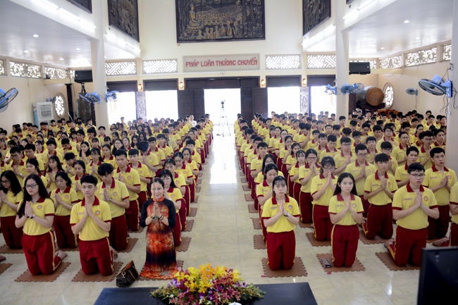 Học sinh trường THPT Thành Nhân cầu nguyện trước kỳ thi
