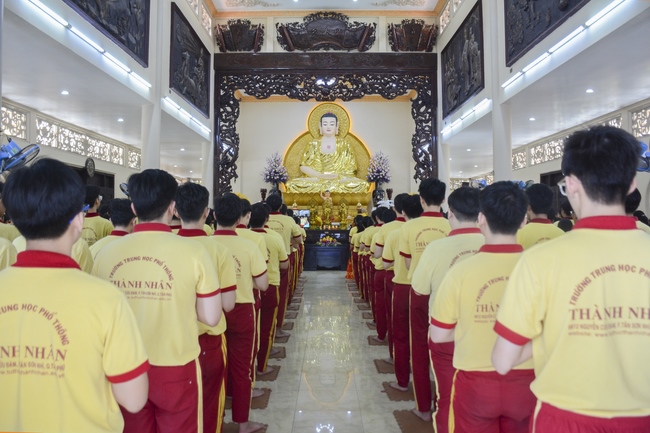 Học sinh trường THPT Thành Nhân cầu nguyện trước kỳ thi