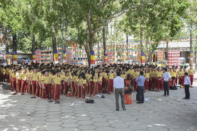 Học sinh trường THPT Thành Nhân cầu nguyện trước kỳ thi
