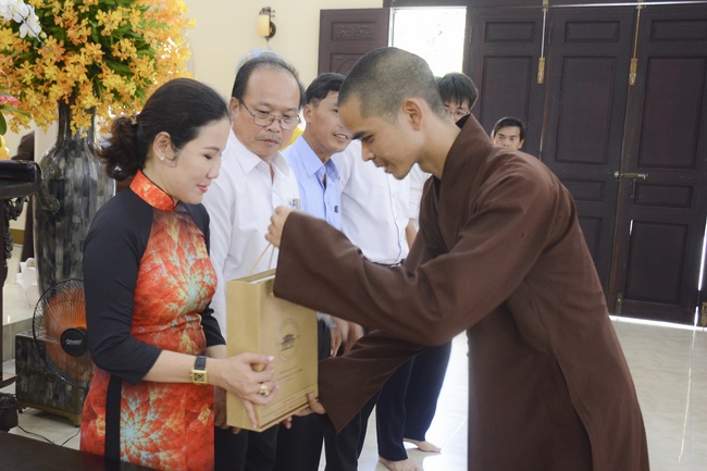 Học sinh trường THPT Thành Nhân cầu nguyện trước kỳ thi