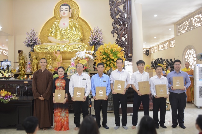 Học sinh trường THPT Thành Nhân cầu nguyện trước kỳ thi