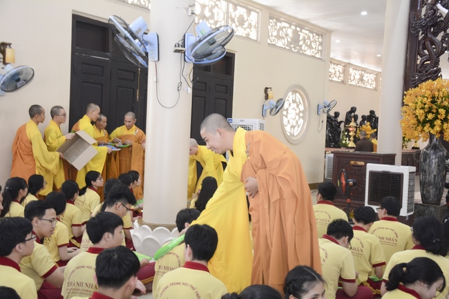 Học sinh trường THPT Thành Nhân cầu nguyện trước kỳ thi