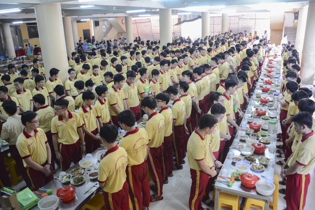 Học sinh trường THPT Thành Nhân cầu nguyện trước kỳ thi