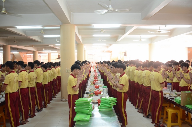 Học sinh trường THPT Thành Nhân cầu nguyện trước kỳ thi