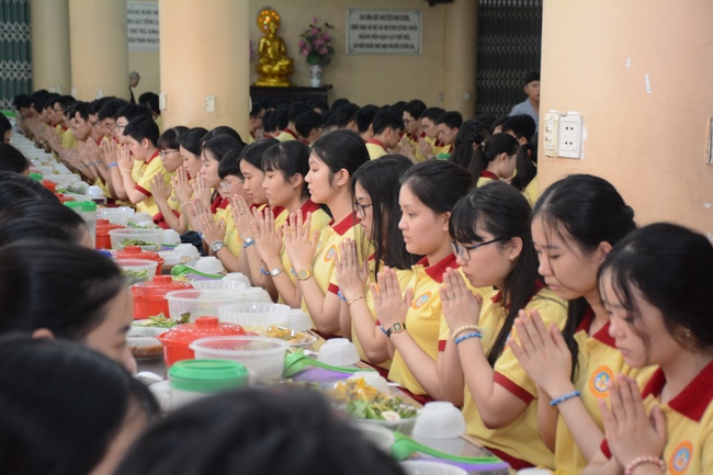 Học sinh trường THPT Thành Nhân cầu nguyện trước kỳ thi