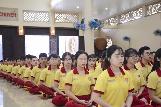 Học sinh trường THPT Thành Nhân cầu nguyện trước kỳ thi