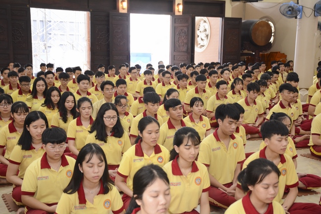 Học sinh trường THPT Thành Nhân cầu nguyện trước kỳ thi