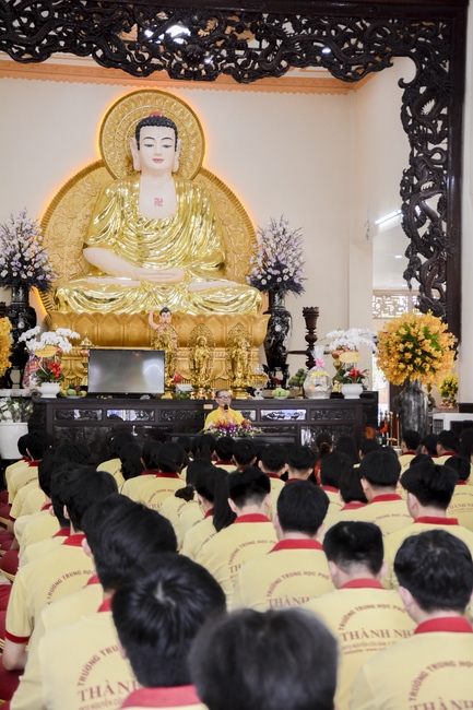 Học sinh trường THPT Thành Nhân cầu nguyện trước kỳ thi