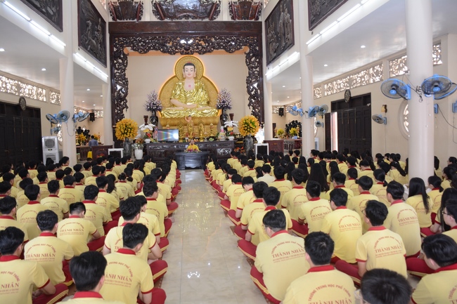Học sinh trường THPT Thành Nhân cầu nguyện trước kỳ thi