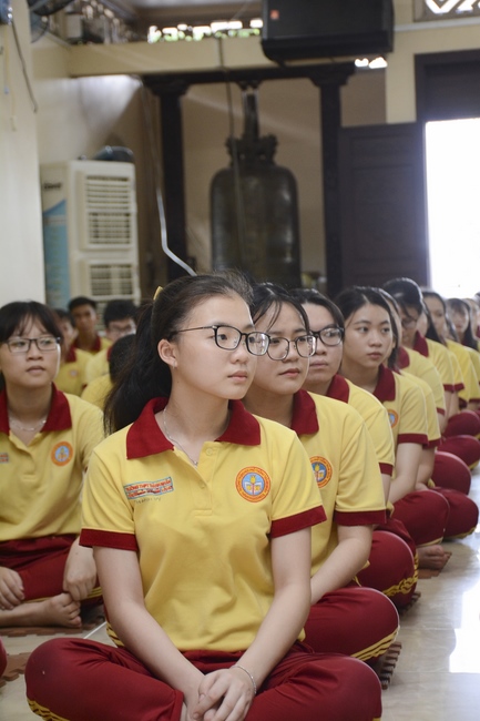Học sinh trường THPT Thành Nhân cầu nguyện trước kỳ thi