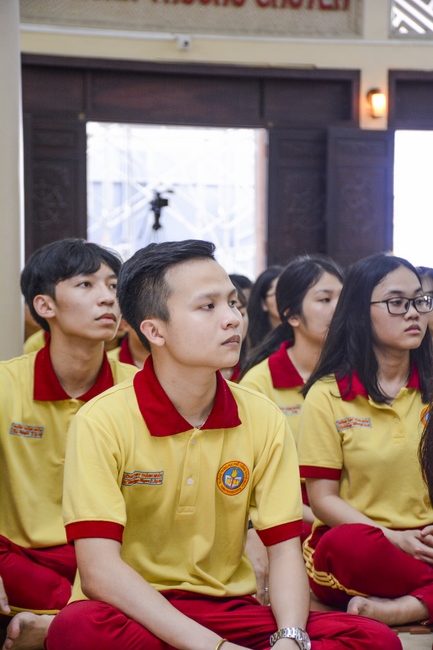 Học sinh trường THPT Thành Nhân cầu nguyện trước kỳ thi
