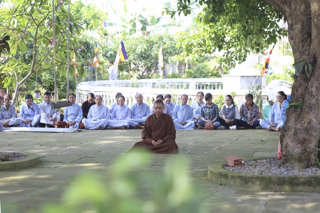 One-day Reciting the Buddha's name at Dong Cao Pagoda.