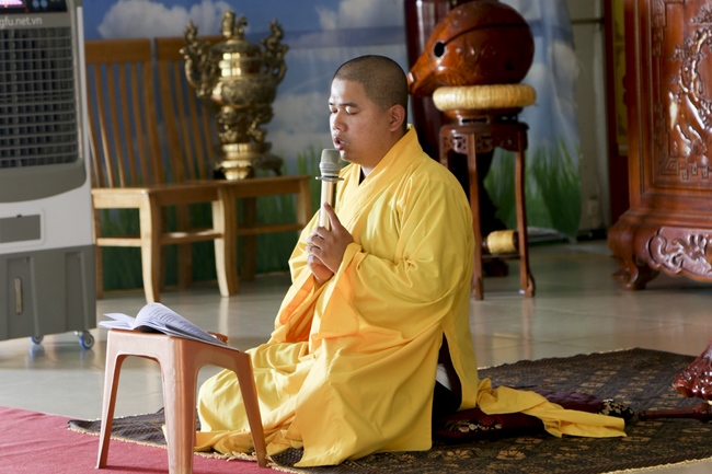 One-day Reciting the Buddha's name at Dong Cao Pagoda.
