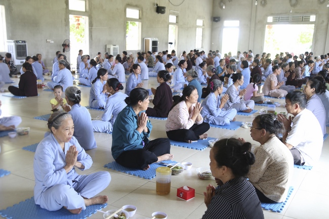 One-day Reciting the Buddha's name at Dong Cao Pagoda.