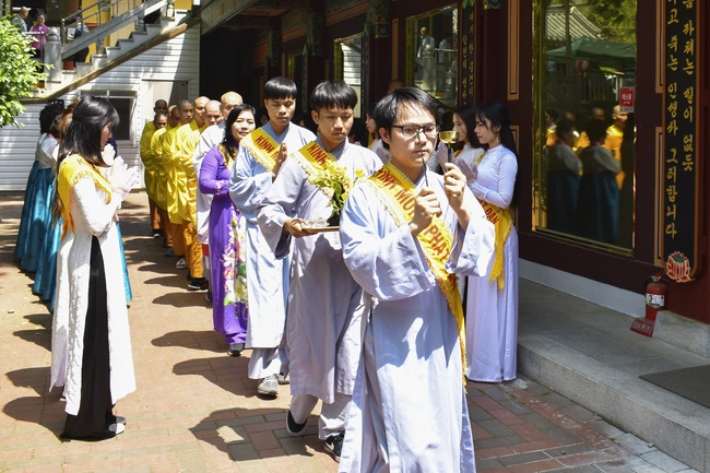 Lễ Phật đản cho người Việt tại chùa Dược Sư, Hàn Quốc