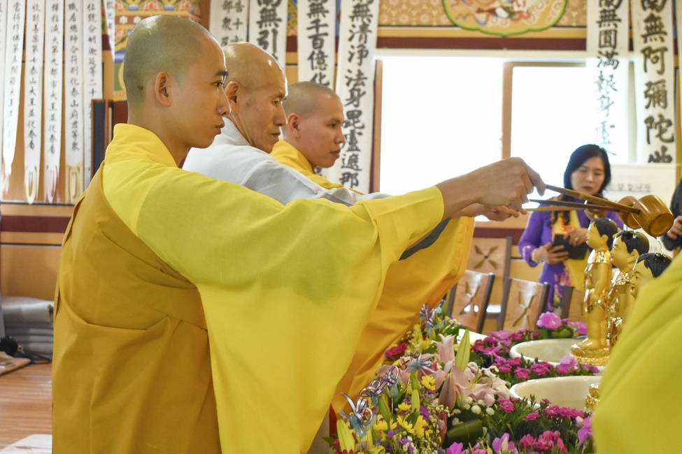 Lễ Phật đản cho người Việt tại chùa Dược Sư, Hàn Quốc