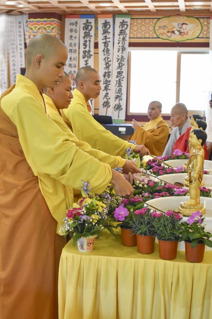 Lễ Phật đản cho người Việt tại chùa Dược Sư, Hàn Quốc