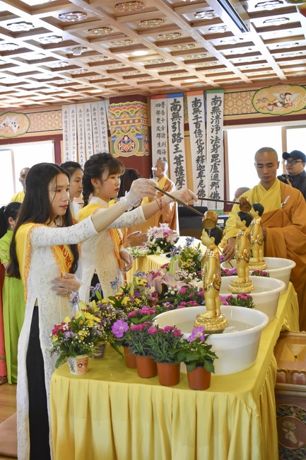 Lễ Phật đản cho người Việt tại chùa Dược Sư, Hàn Quốc