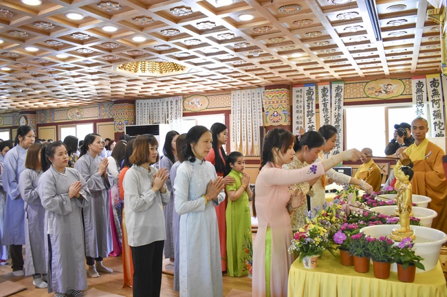 Lễ Phật đản cho người Việt tại chùa Dược Sư, Hàn Quốc