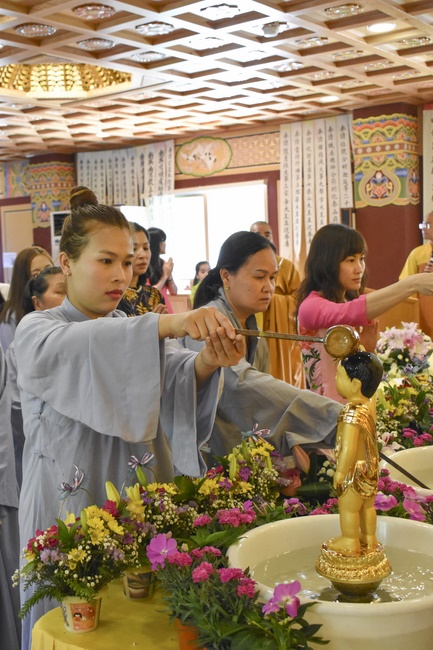 Lễ Phật đản cho người Việt tại chùa Dược Sư, Hàn Quốc