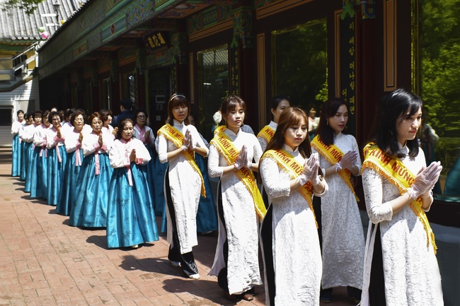 Lễ Phật đản cho người Việt tại chùa Dược Sư, Hàn Quốc