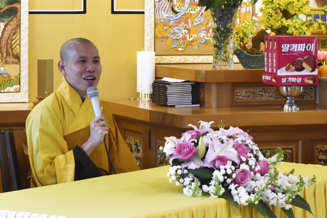 Lễ Phật đản cho người Việt tại chùa Dược Sư, Hàn Quốc