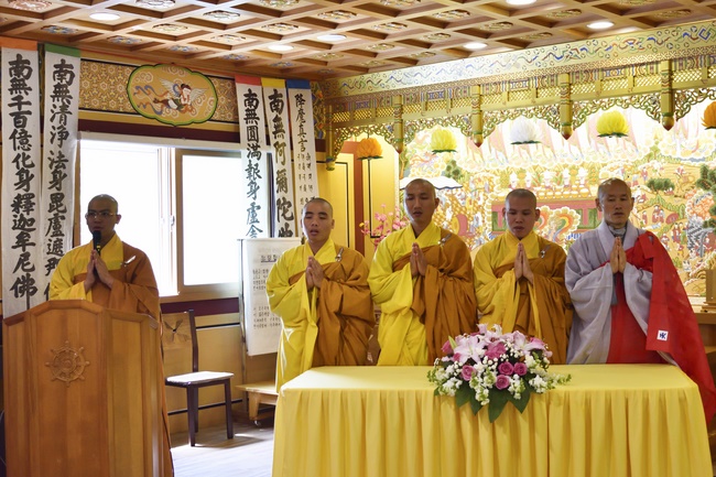 Lễ Phật đản cho người Việt tại chùa Dược Sư, Hàn Quốc