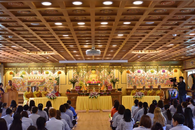 Lễ Phật đản cho người Việt tại chùa Dược Sư, Hàn Quốc