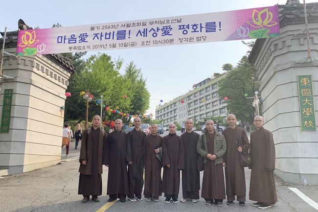 Tham dự lễ “Nhiên Đăng Hội” tại thủ đô Seoul, Hàn Quốc