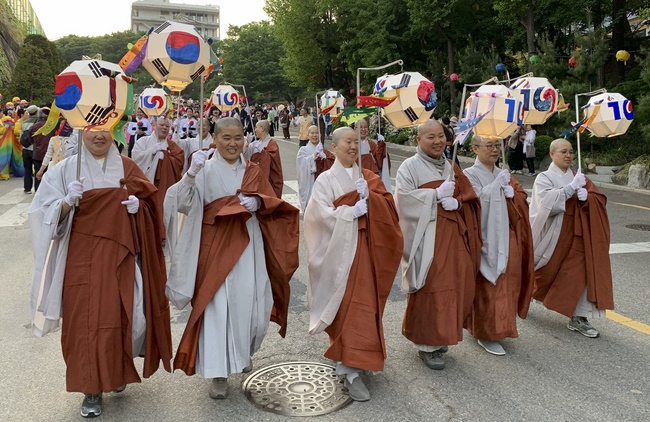 Tham dự lễ “Nhiên Đăng Hội” tại thủ đô Seoul, Hàn Quốc